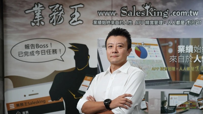 打造業務王APP軟體的開發商執行長莊澤群說明，跑業務就像抓寶闖關，拜訪客戶也能定位傳輸，跳脫傳統上班打卡的模式，讓主管更有效管理。（圖片提供：威納科技）